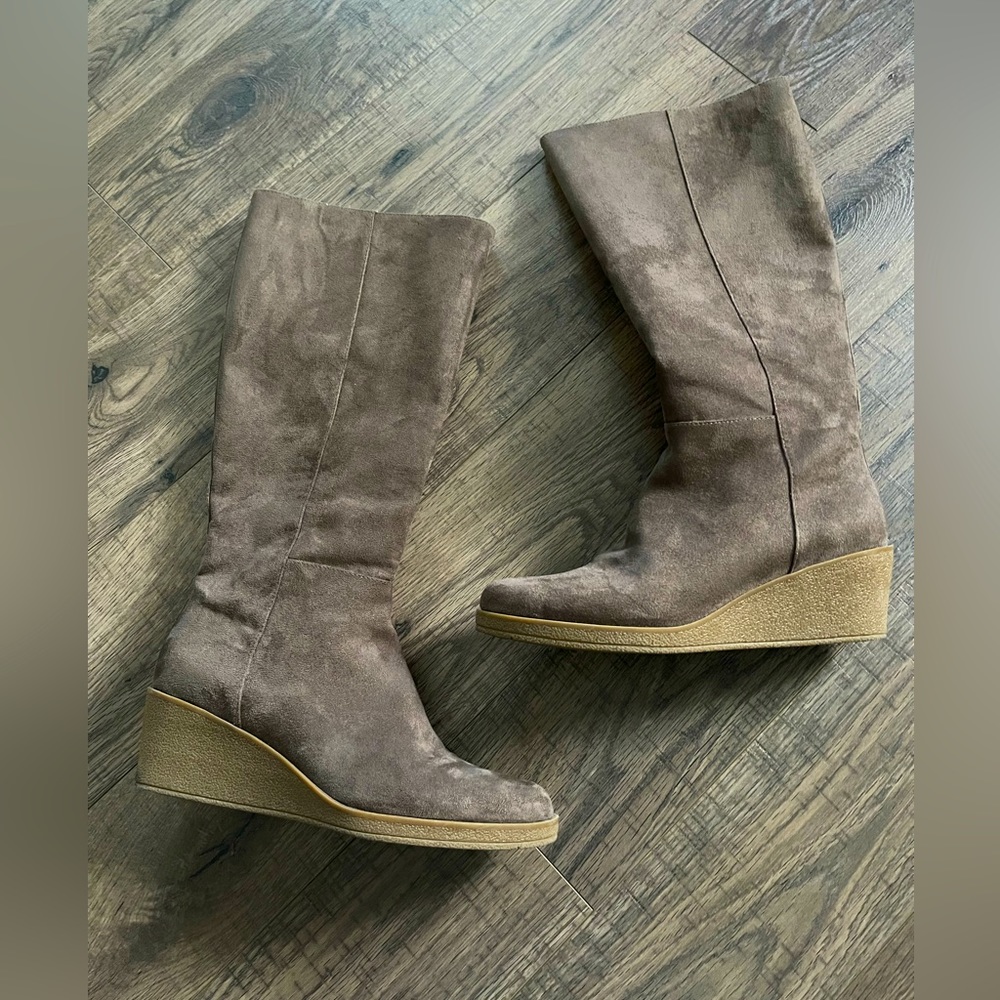 Suede wedge boots